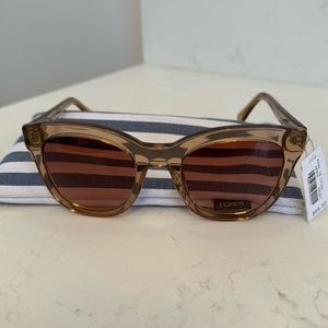 Gorgeous sunglasses. Brand new. Perfect shape that looks great on most!